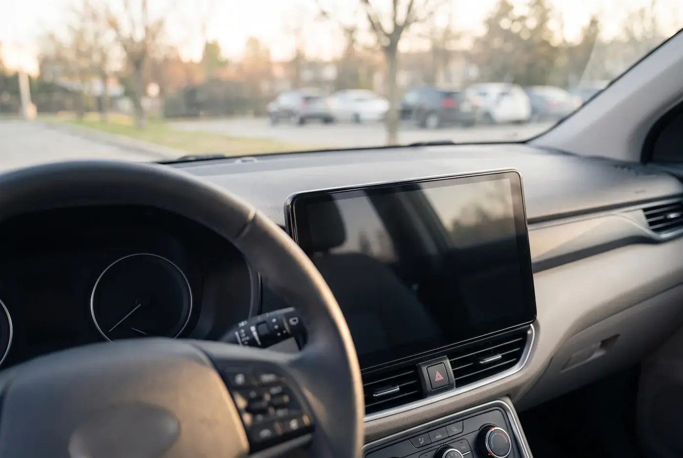 Pantalla del auto apagada, vista desde el puesto del conductor