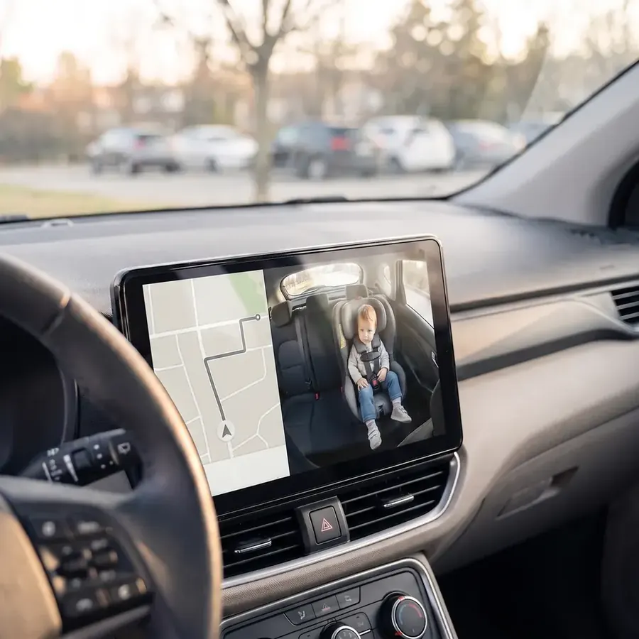La pantalla del auto encendida con el mapa y la cámara