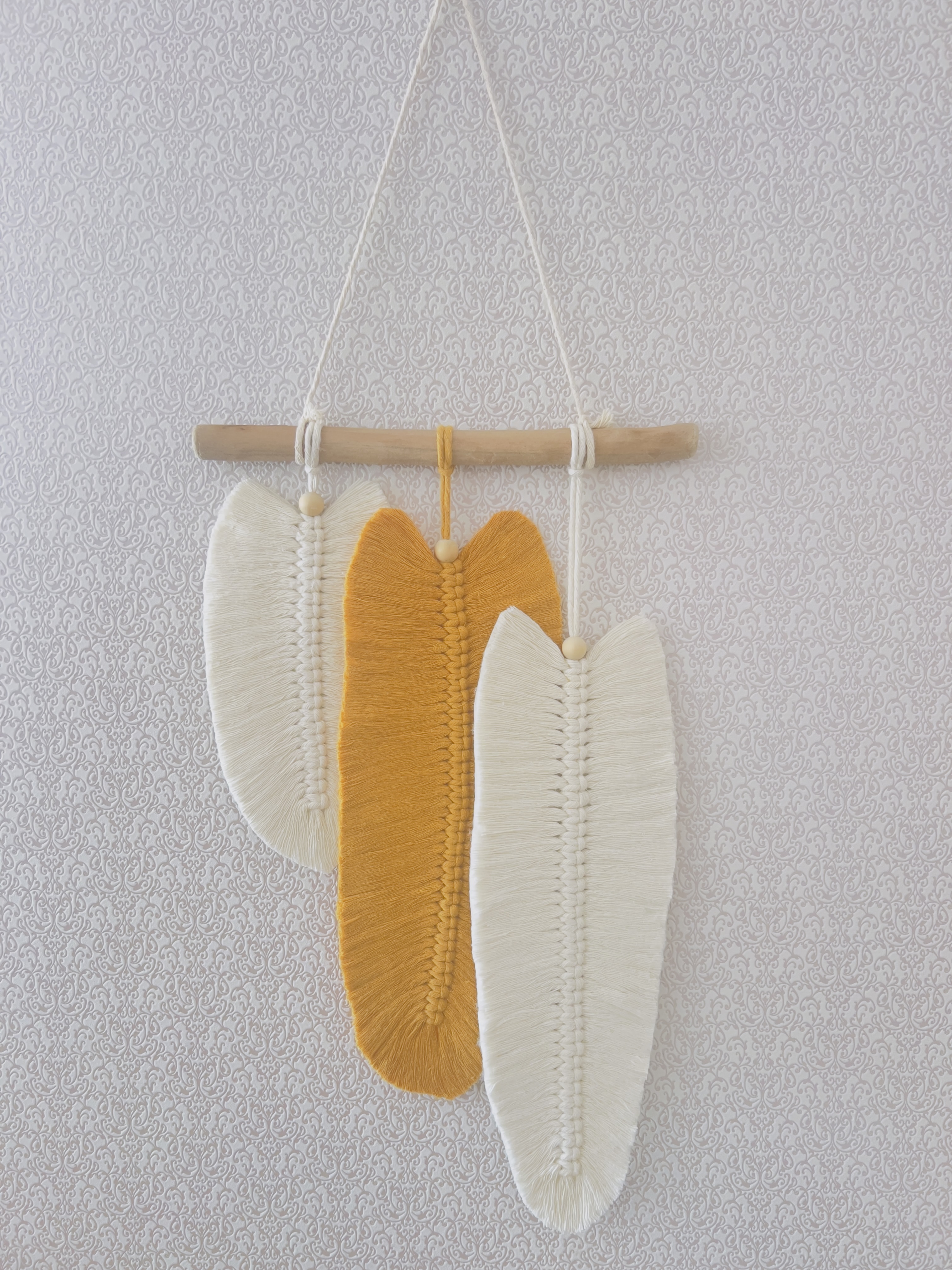 Somos apaixonados pela arte do macramê e pelo poder que o feito à mão tem de transformar espaços.