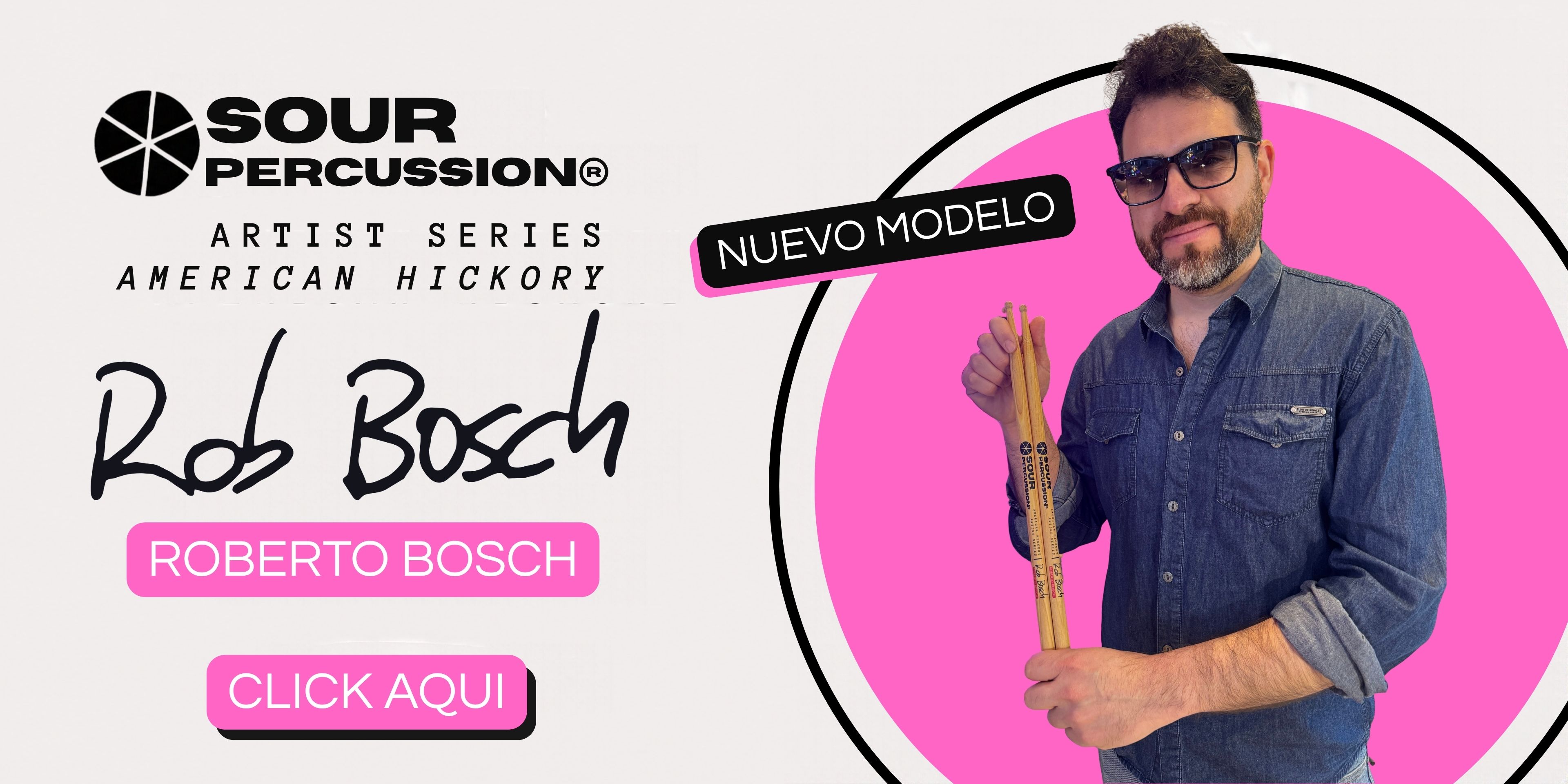 Roberto Bosch sostiene sus nuevas baquetas (drumsticks) firmadas Rob Bosch, de la línea Artist Series American Hickory de Sour Percussion