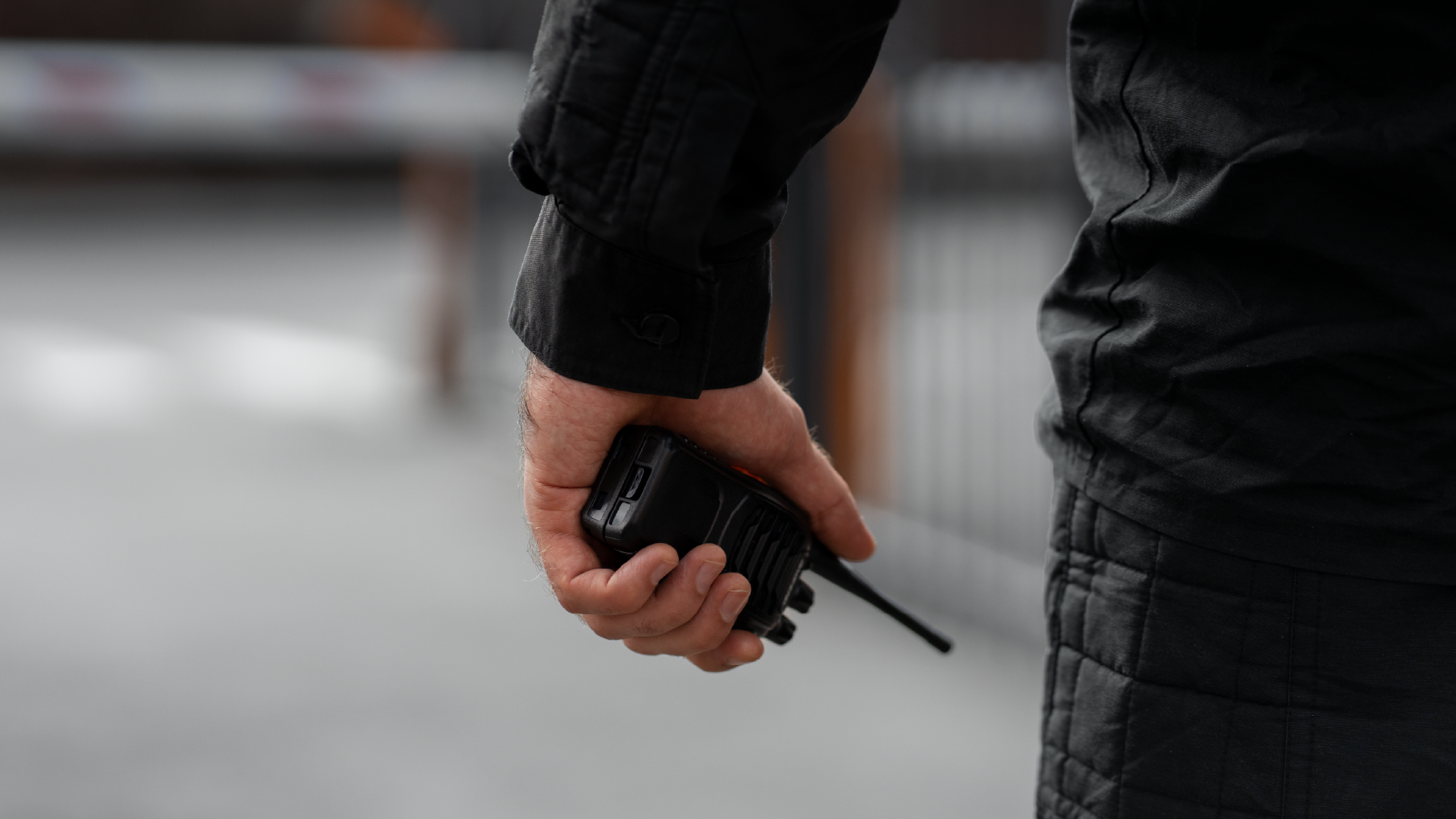 Presencia que custodia, criterio que protege.