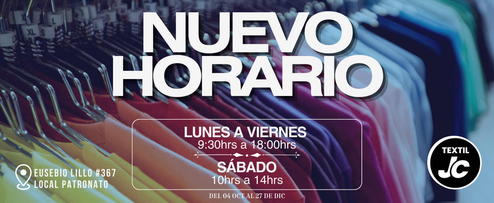 Poleras colgadas mostrando una amplia gama de colores y tallas.