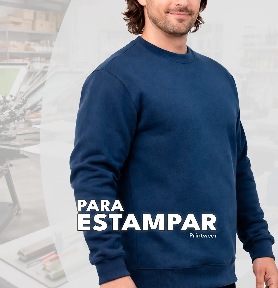Hombre usando polerón para estampar. Fondo de taller de serigrafía para poleras y otra ropa personalizable.
