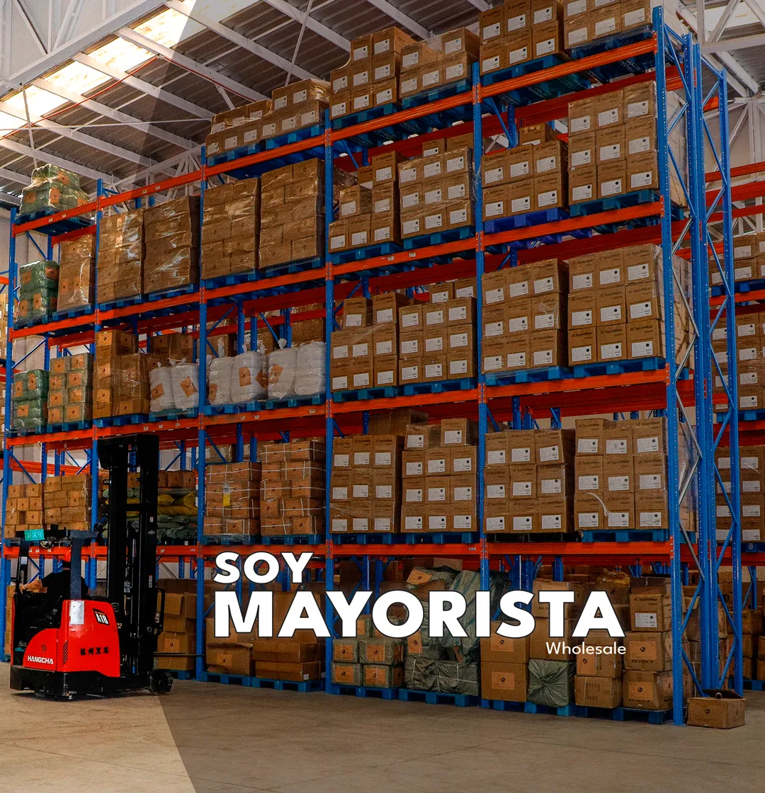 Imagen de bodega con cajas de ropa para estampar y de trabajo para venta mayorista a empresas, talleres y marcas.