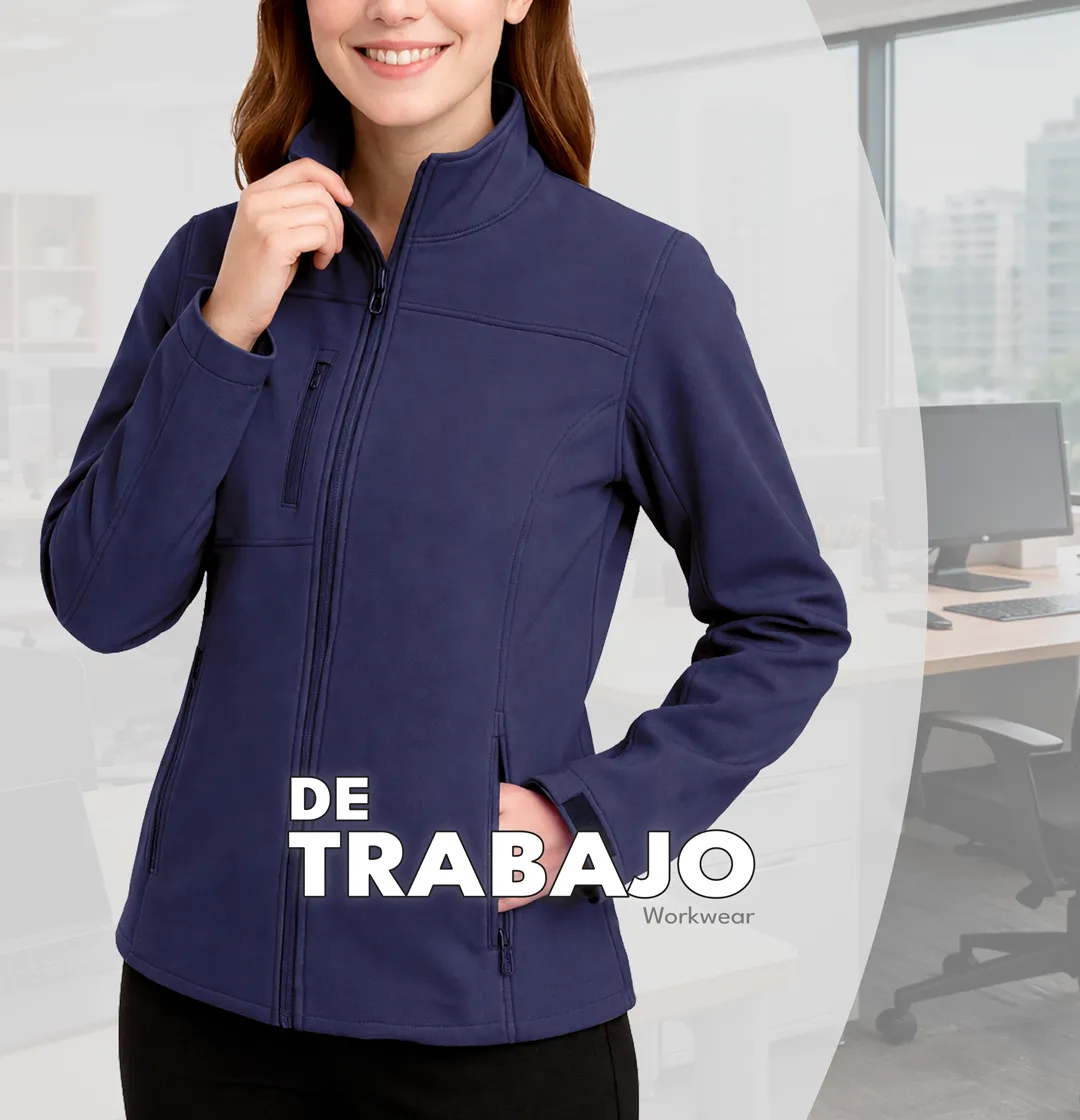 Mujer usando chaqueta softshell. Fondo de oficina corporativa en entorno de trabajo.