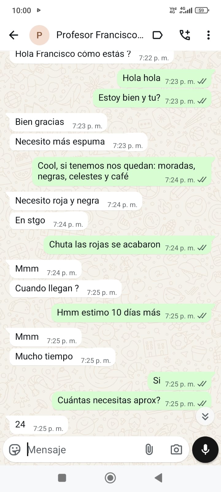 Opinión de cliente sobre espumas acústicas AcusticWall, solicitando más paneles y destacando variedad de colores disponibles.