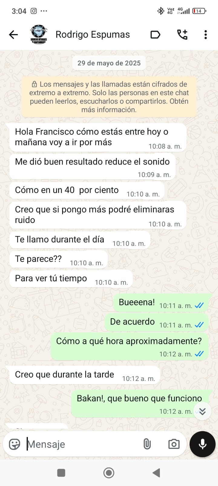 Testimonio real de cliente Rodrigo sobre espumas acústicas AcusticWall, confirmando reducción del sonido y satisfacción con el resultado.