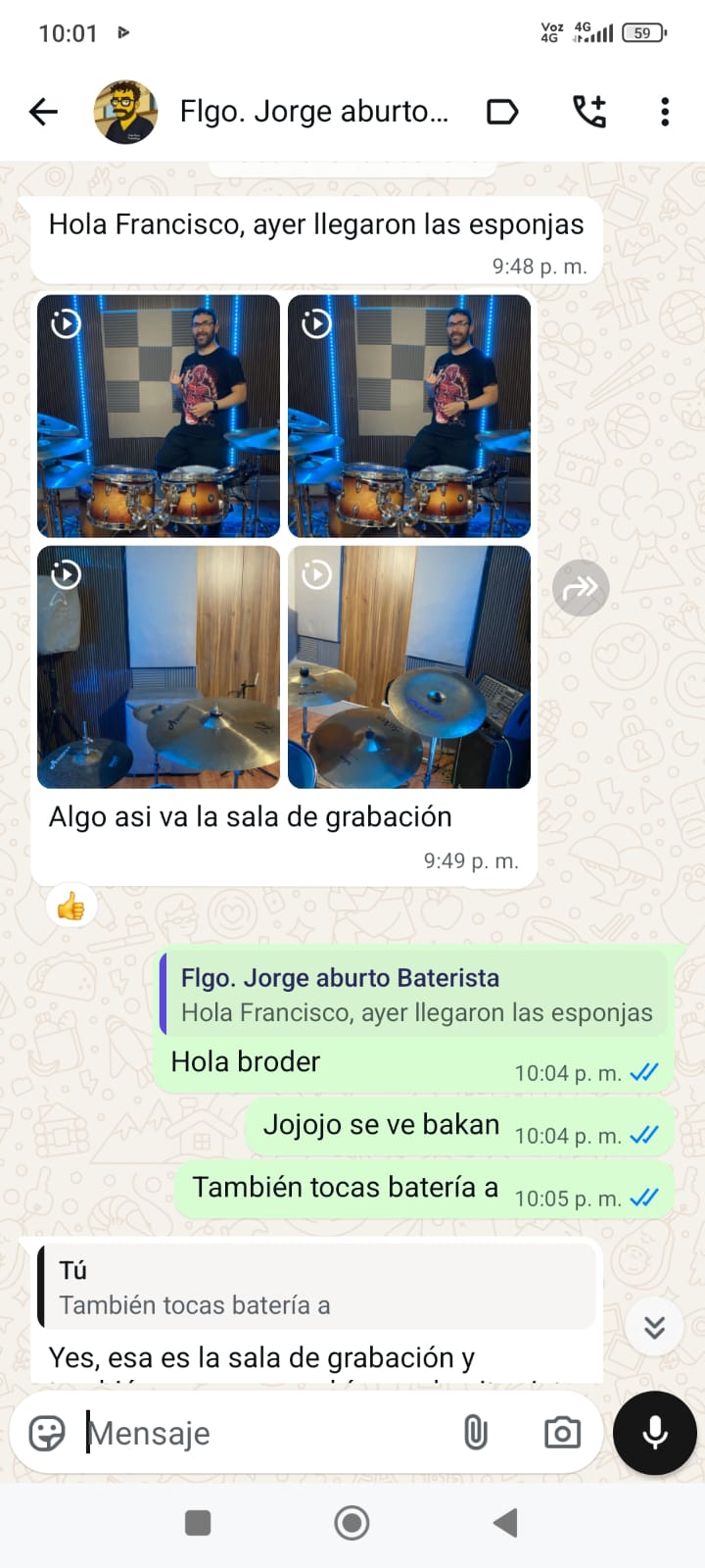 Cliente baterista mostrando instalación real de espumas acústicas AcusticWall en estudio musical, confirmando la entrega y funcionamiento del producto.