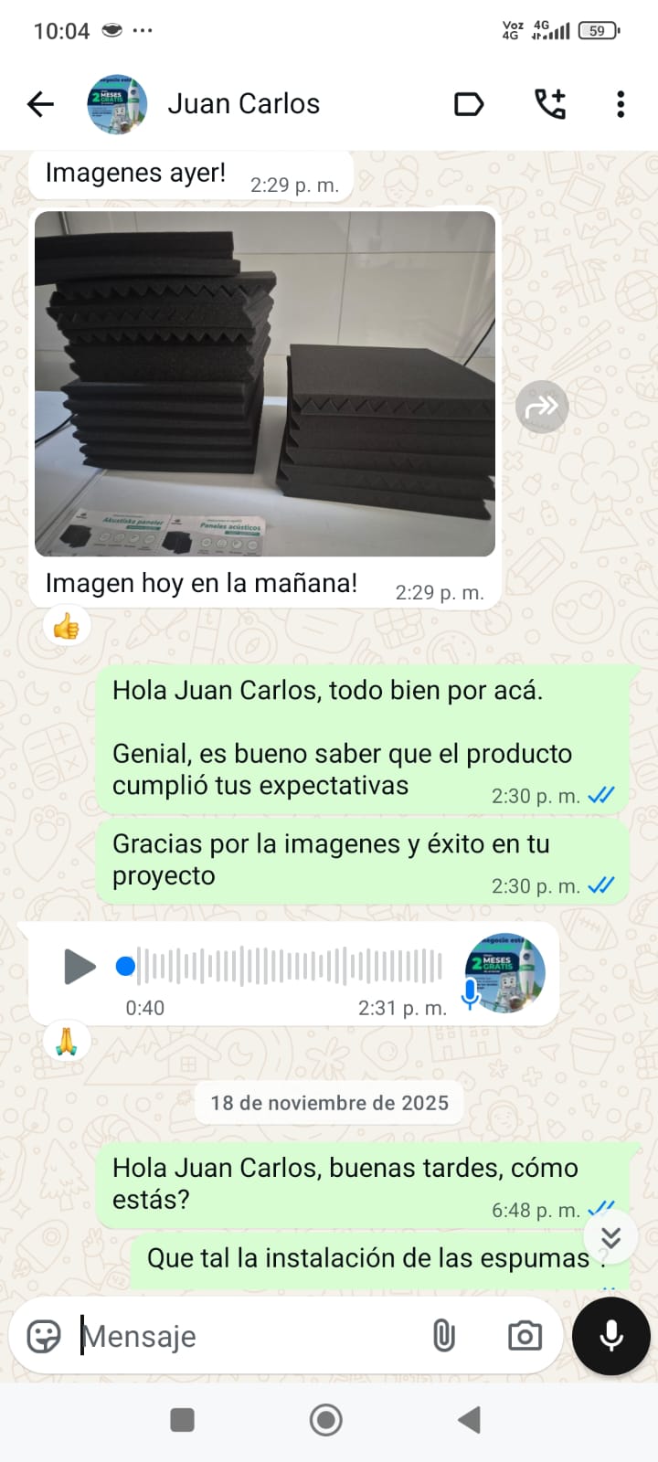 Cliente Juan Carlos compartiendo fotos de espumas acústicas AcusticWall recién recibidas, destacando la calidad y presentación del producto.