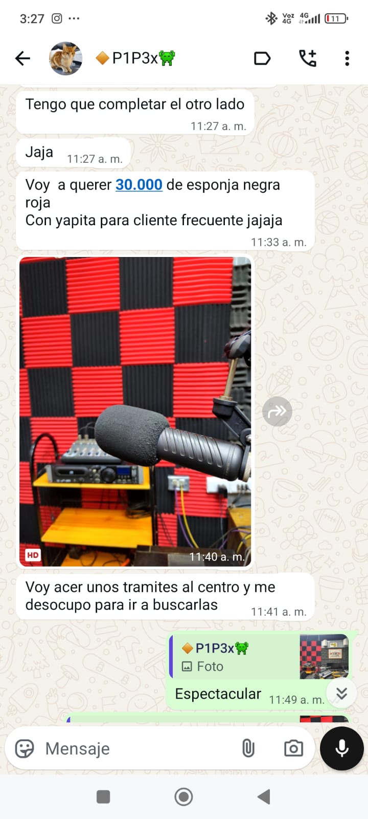 Cliente AcusticWall mostrando instalación parcial y solicitando más espumas acústicas para completar su muro, demostrando compra repetida.