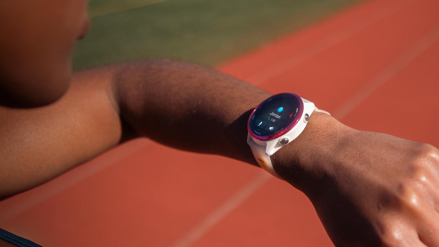 Garmin Forerunner 570 42 mm – Recibe llamadas mientras corres con el altavoz y micrófono integrados