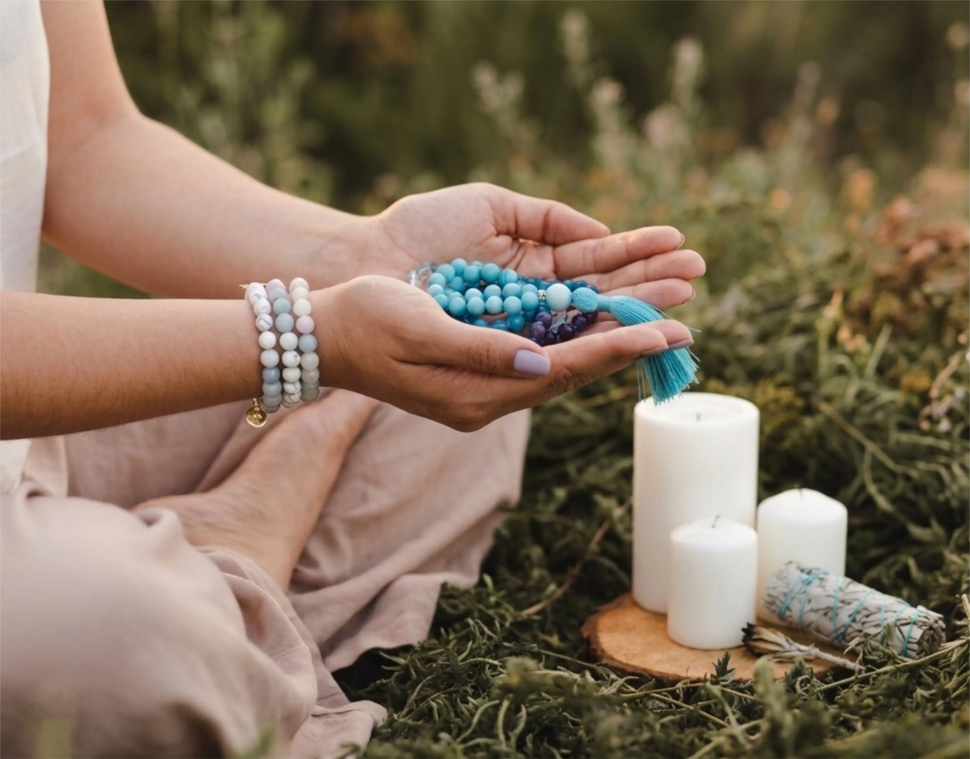Mujer sosteniendo una japamala de piedras naturales de Tina con el Alma