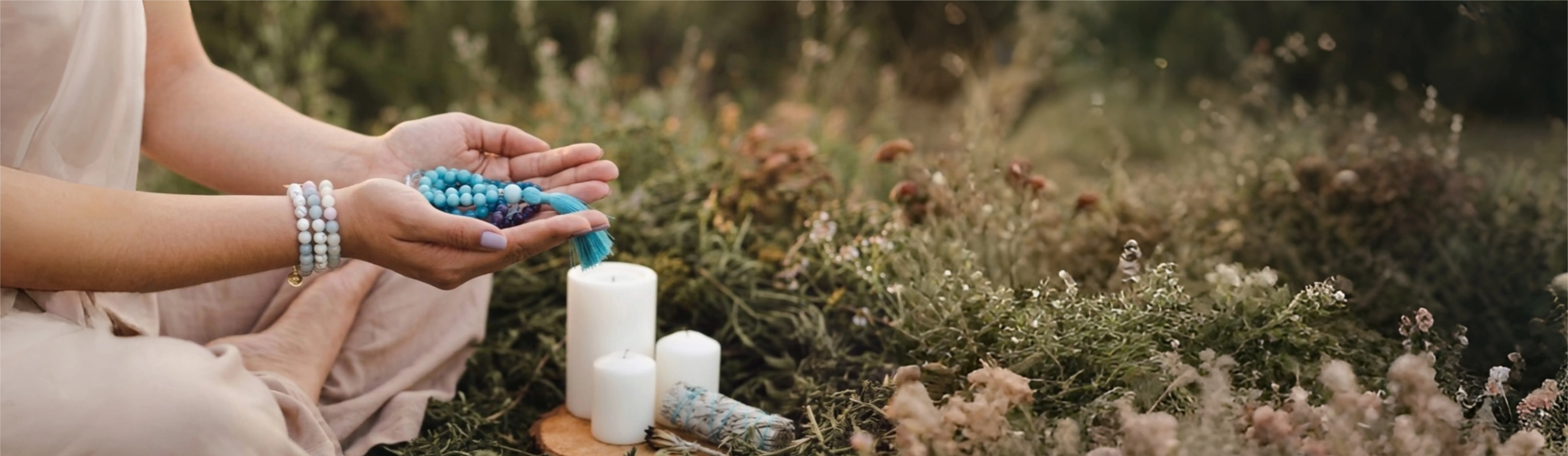Mujer sosteniendo una japamala de piedras naturales de Tina con el Alma
