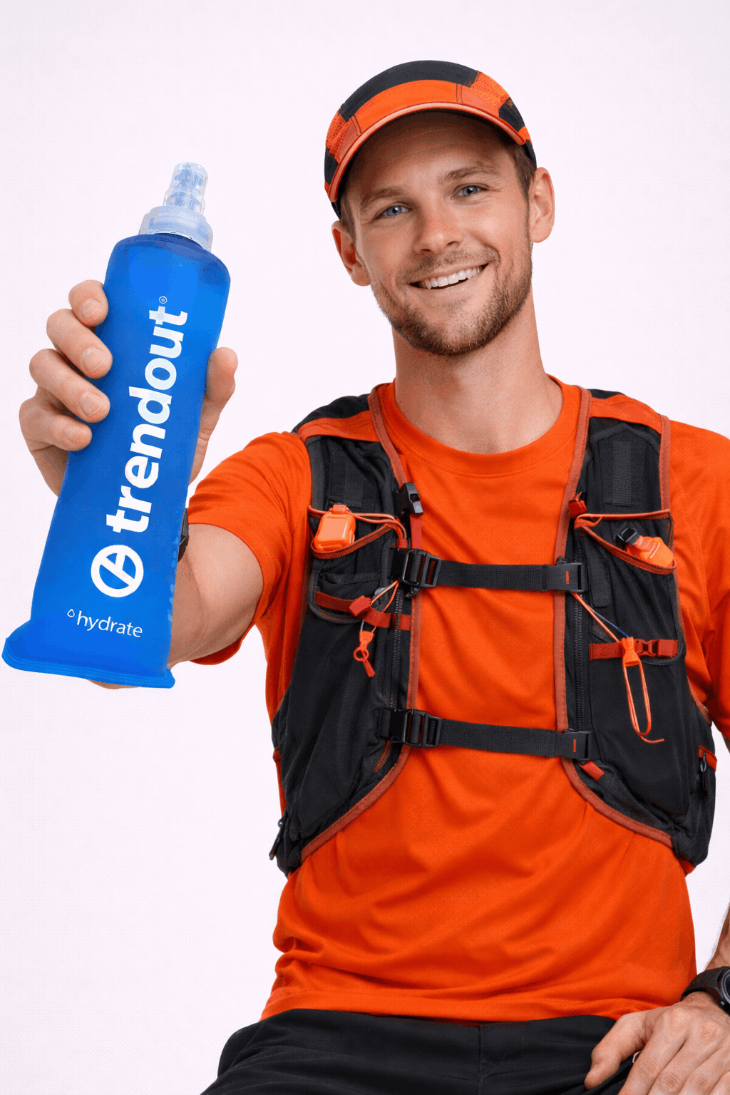 Atleta de trail running com carrafa de hidratação