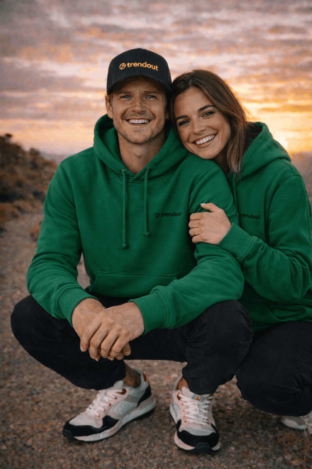 Casal trendout sorridente nas montanhas