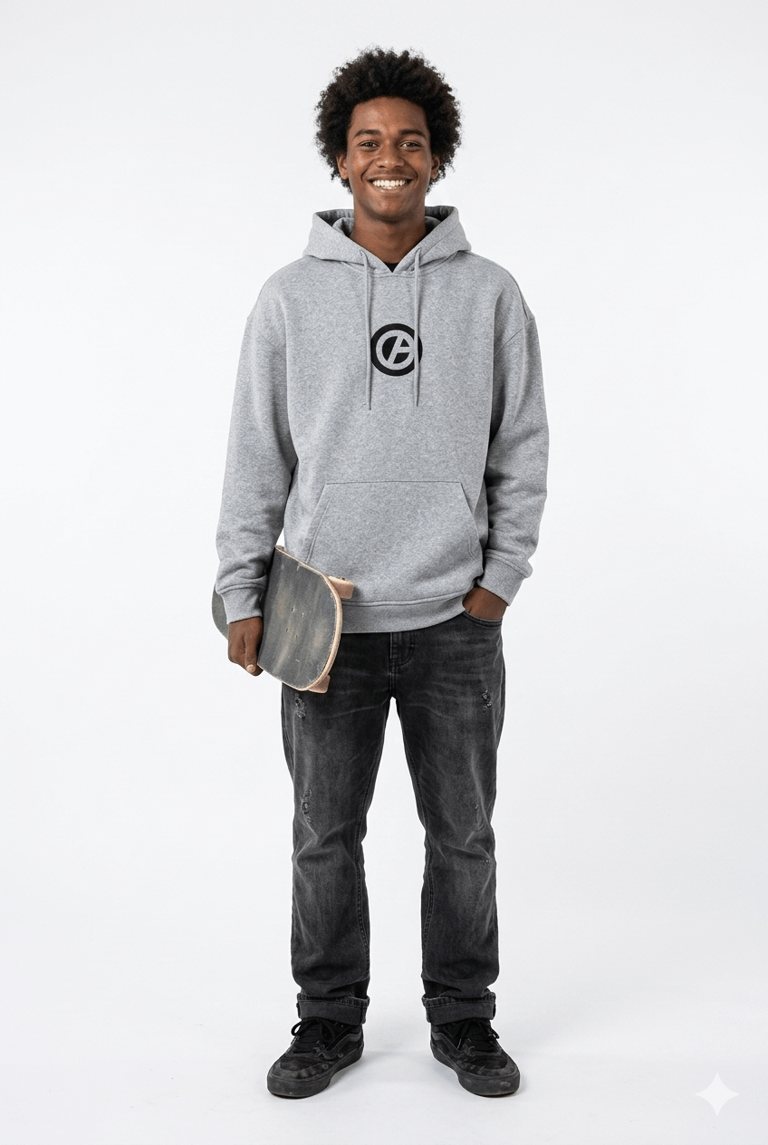 rapariga a andar de skate a sorrir