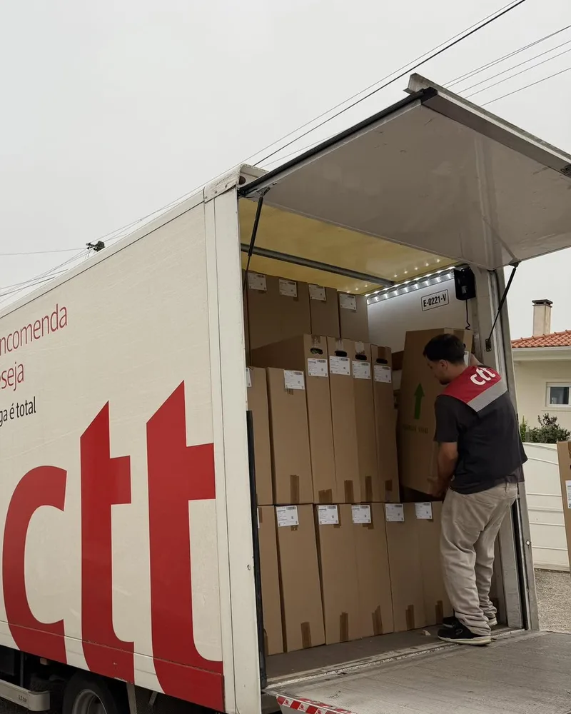 Carrinha dos CTT a ser carregada com encomendas dos Viveiros Mil Pétalas
