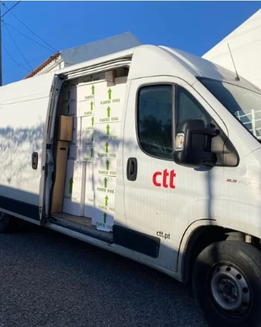 Encomendas dos Viveiros Mil Pétalas prontas na carrinha dos CTT