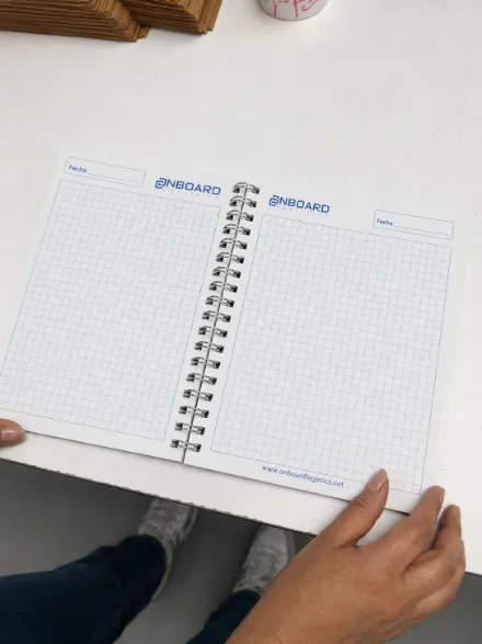 Interior de cuaderno personalizado ONBOARD Logistics con hojas cuadriculadas