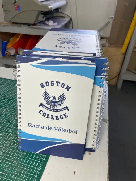 Cuadernos deportivos personalizados con logo Boston College, fabricados por Servigrafic Chile
