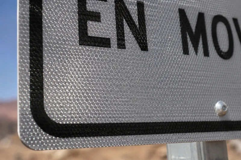 Detalle de material reflectante para señalética vial y de seguridad